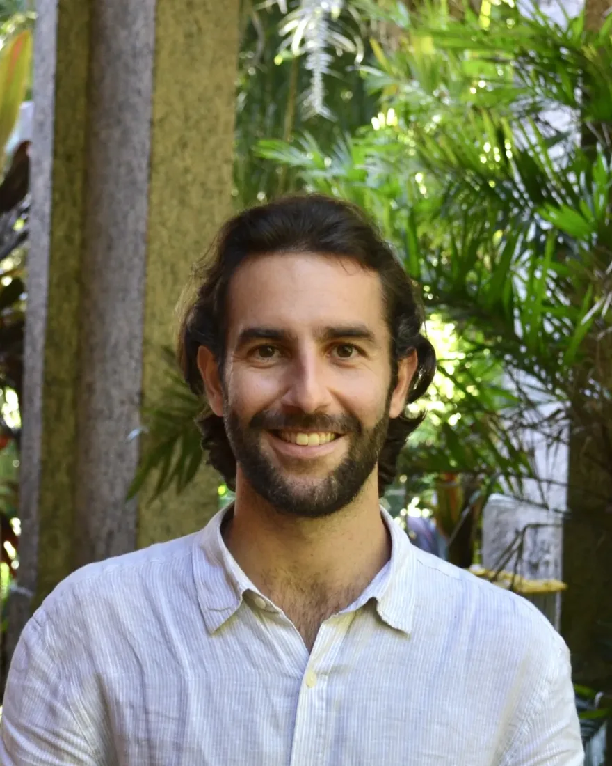 Felipe Poggi, sorrindo, num jardim no Rio de Janeiro